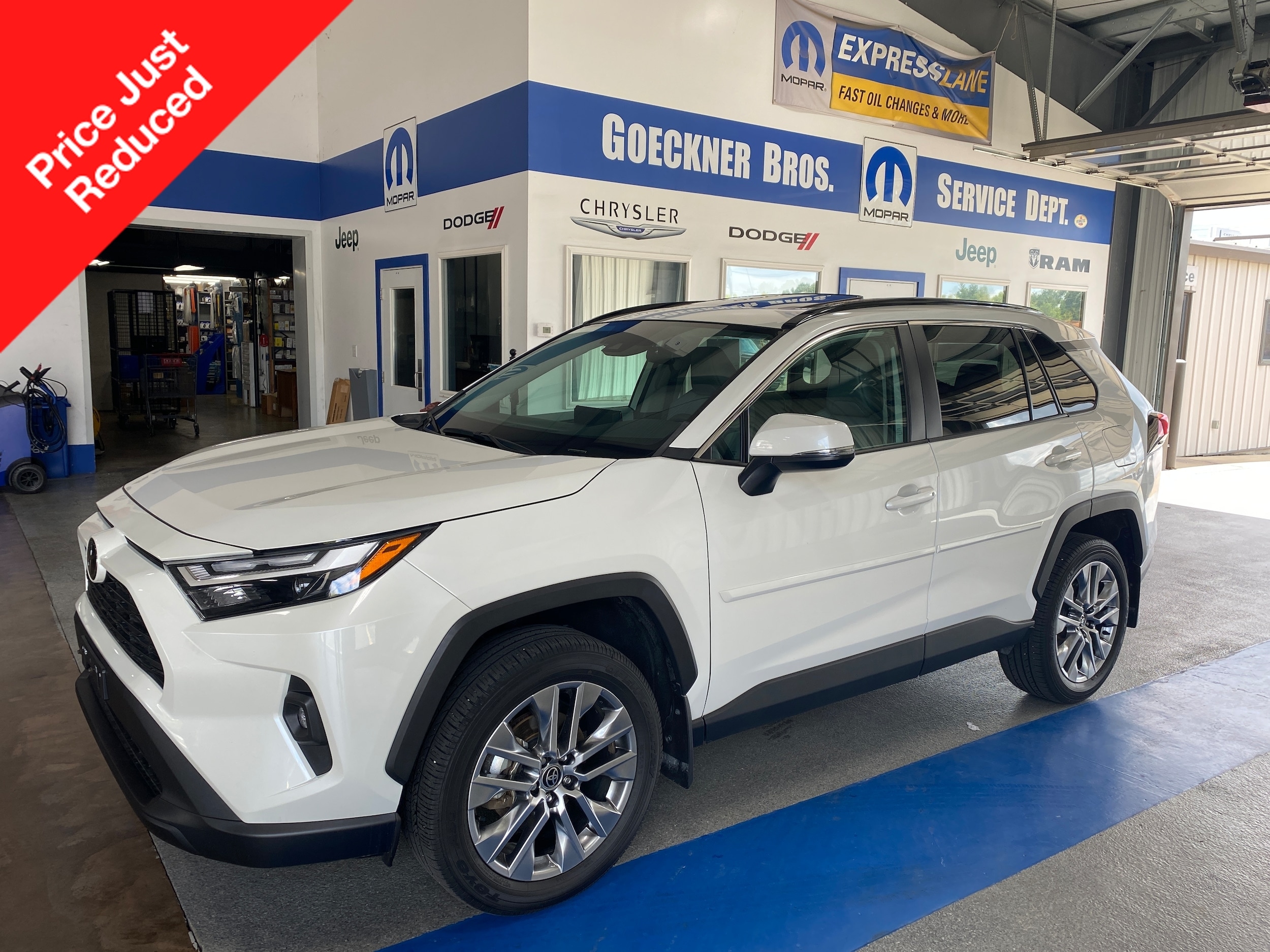 2022 Toyota RAV4 XLE Premium's photo