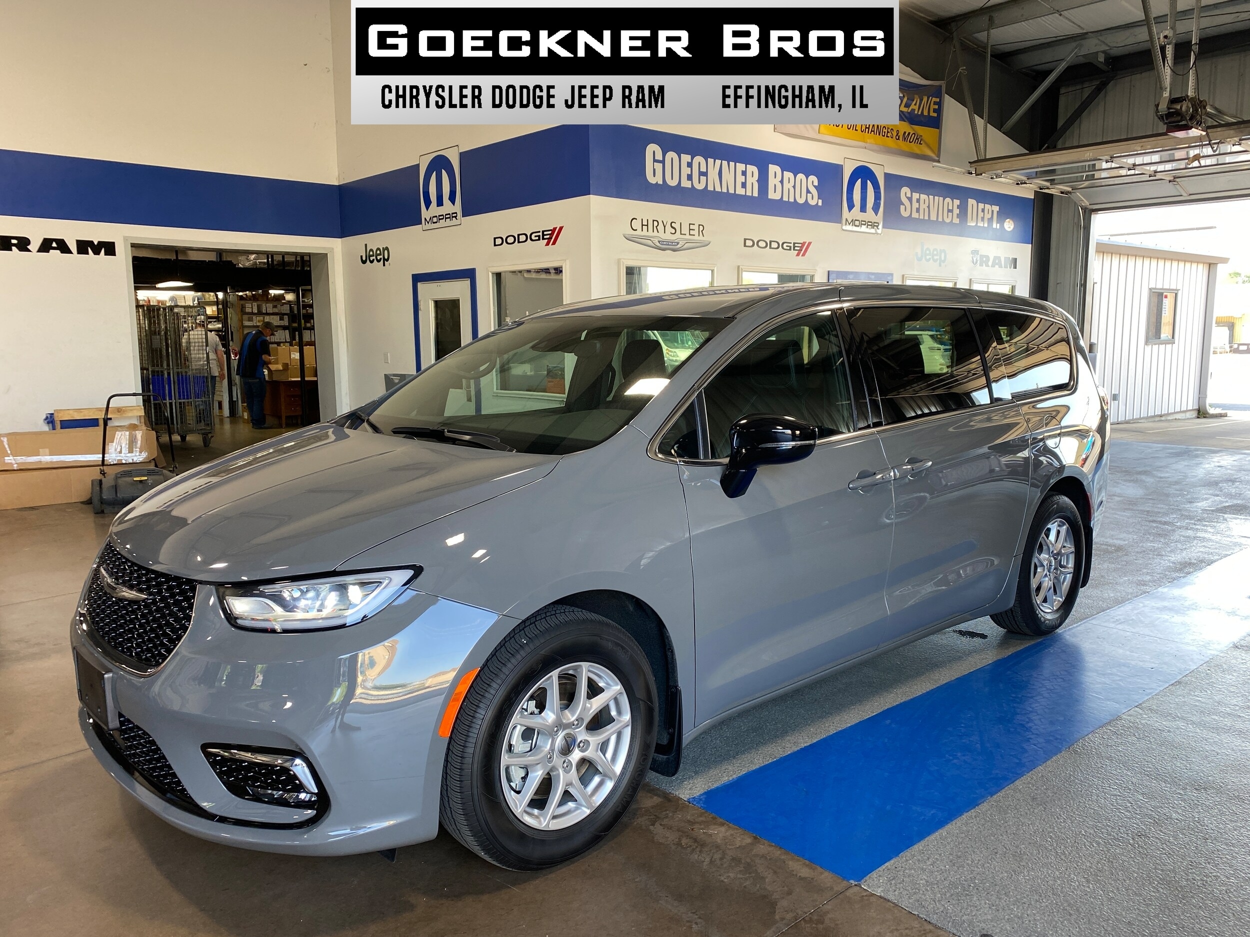 2025 Chrysler Pacifica Select's photo