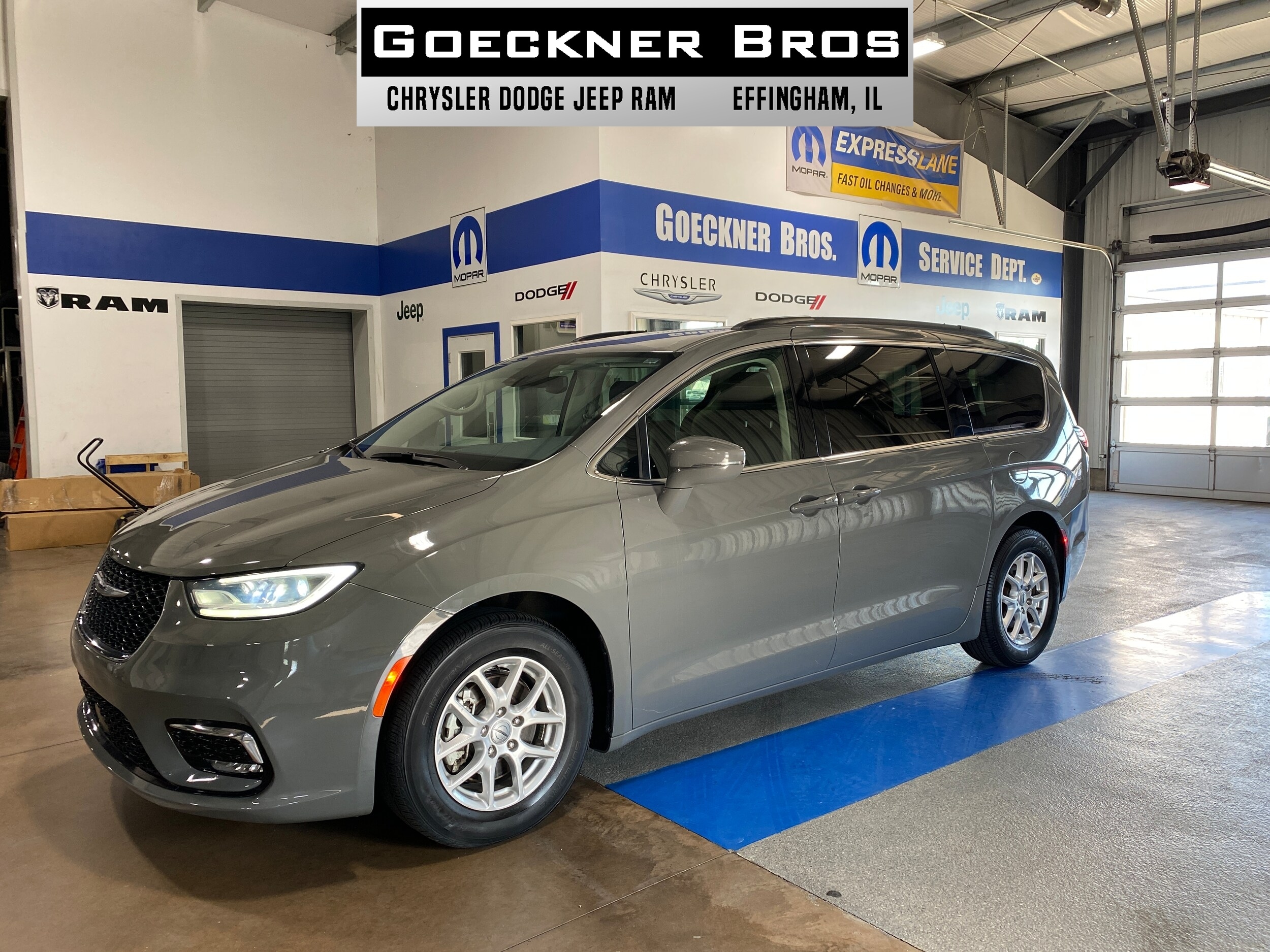 2022 Chrysler Pacifica Touring L's photo
