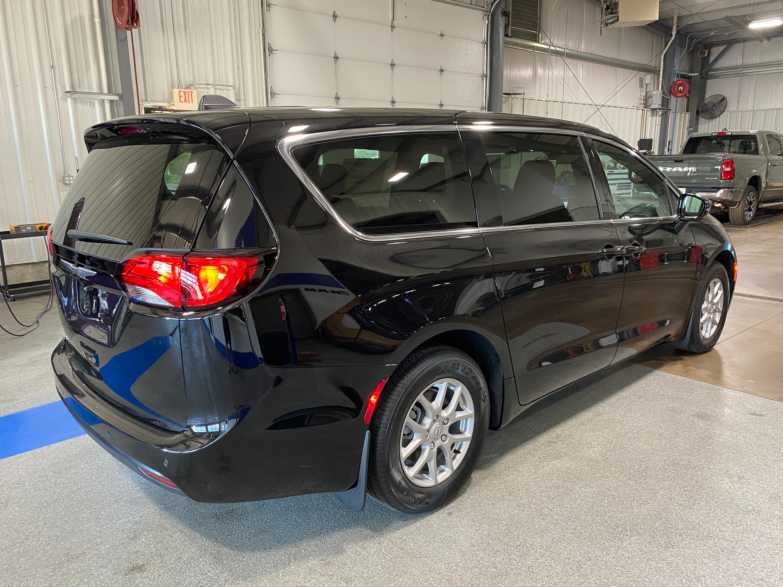 2026 Chrysler Voyager LX - Photo 6