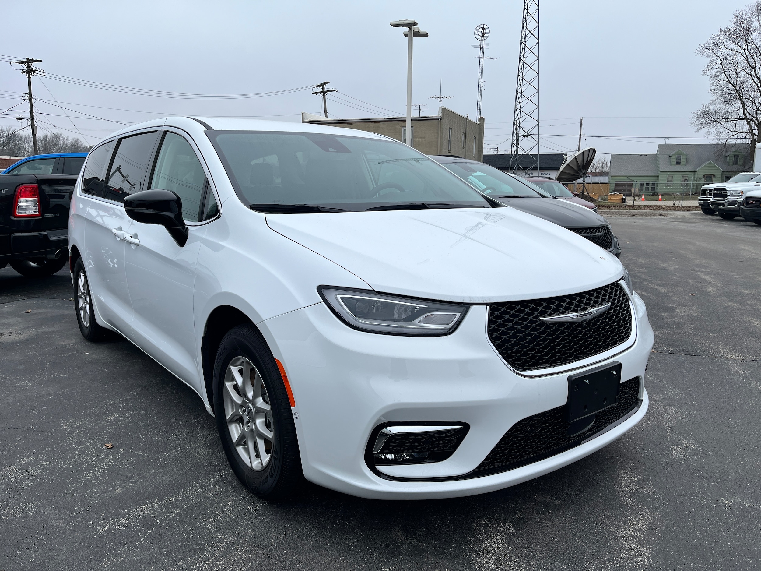 2024 Chrysler Pacifica Touring L's photo