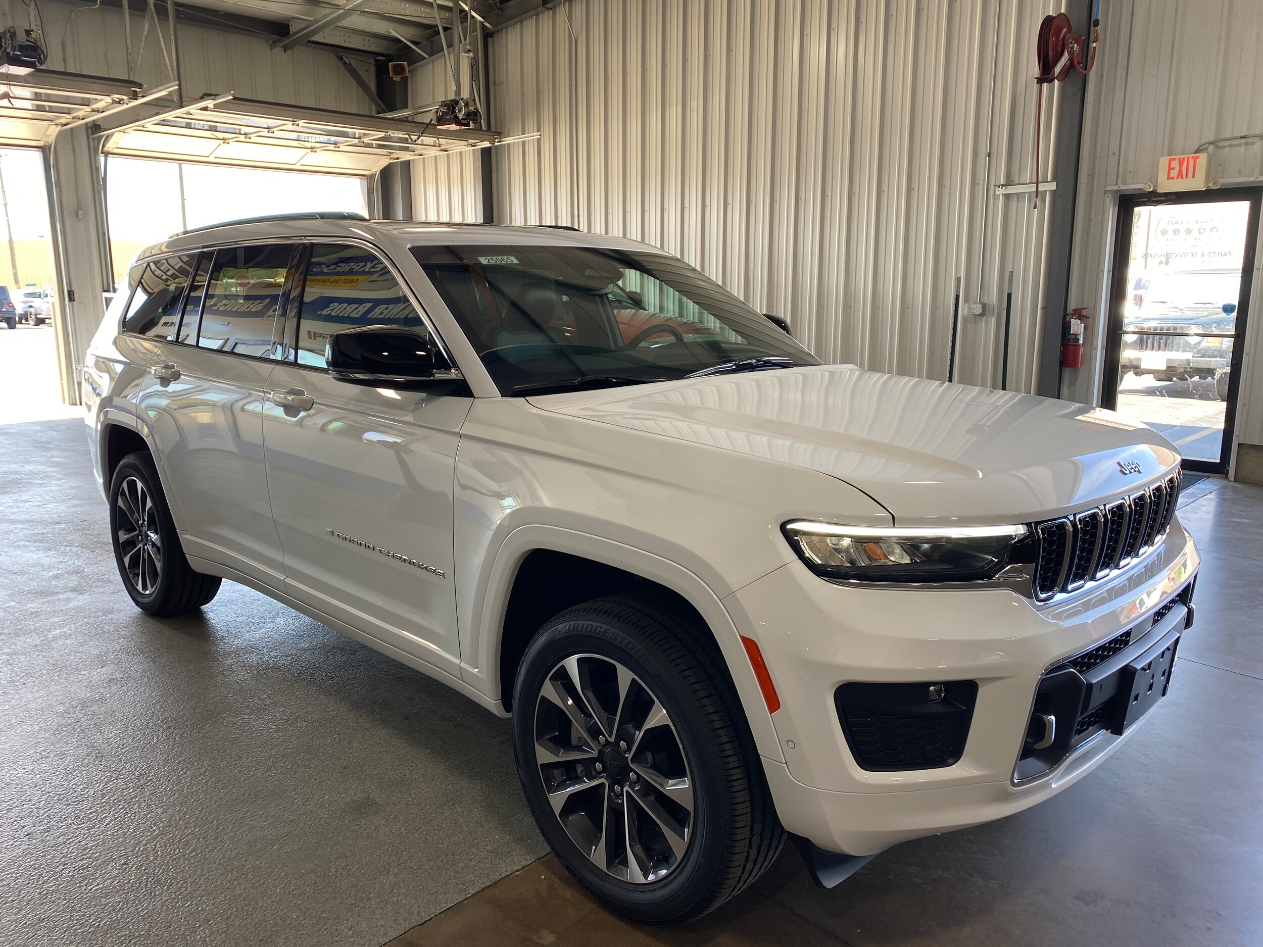 2025 Jeep Grand Cherokee L photo 3