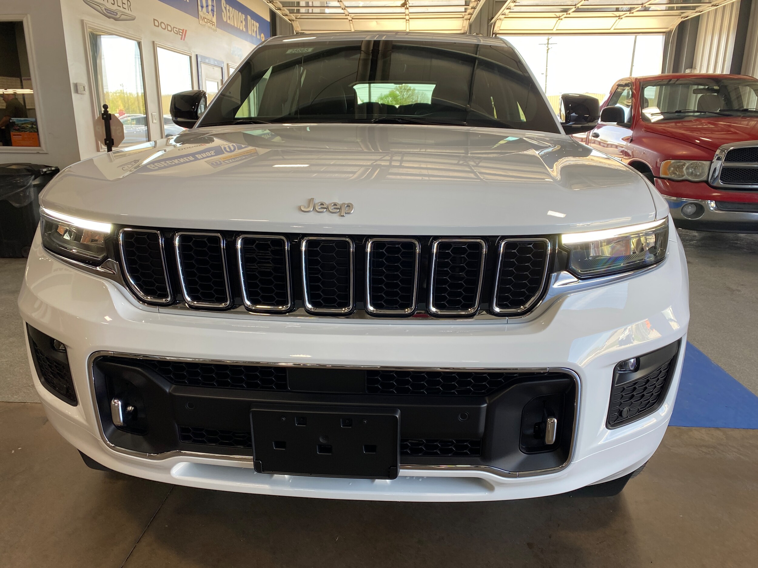 2025 Jeep Grand Cherokee L photo 2