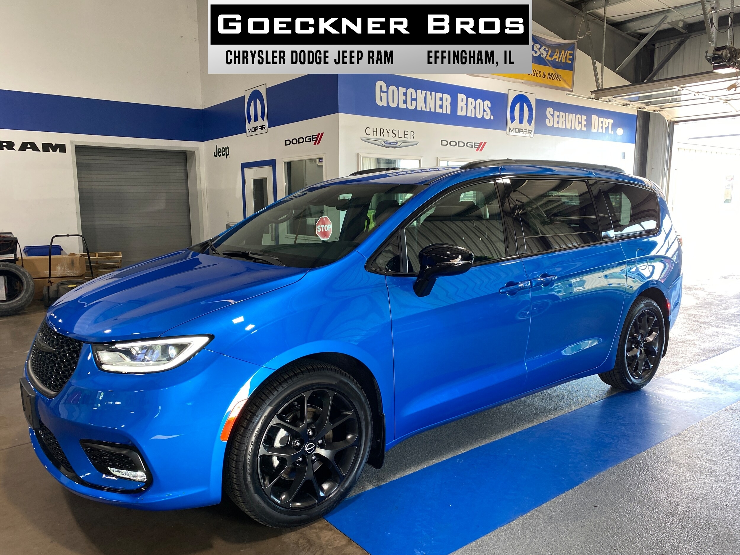 2026 Chrysler Pacifica Select's photo