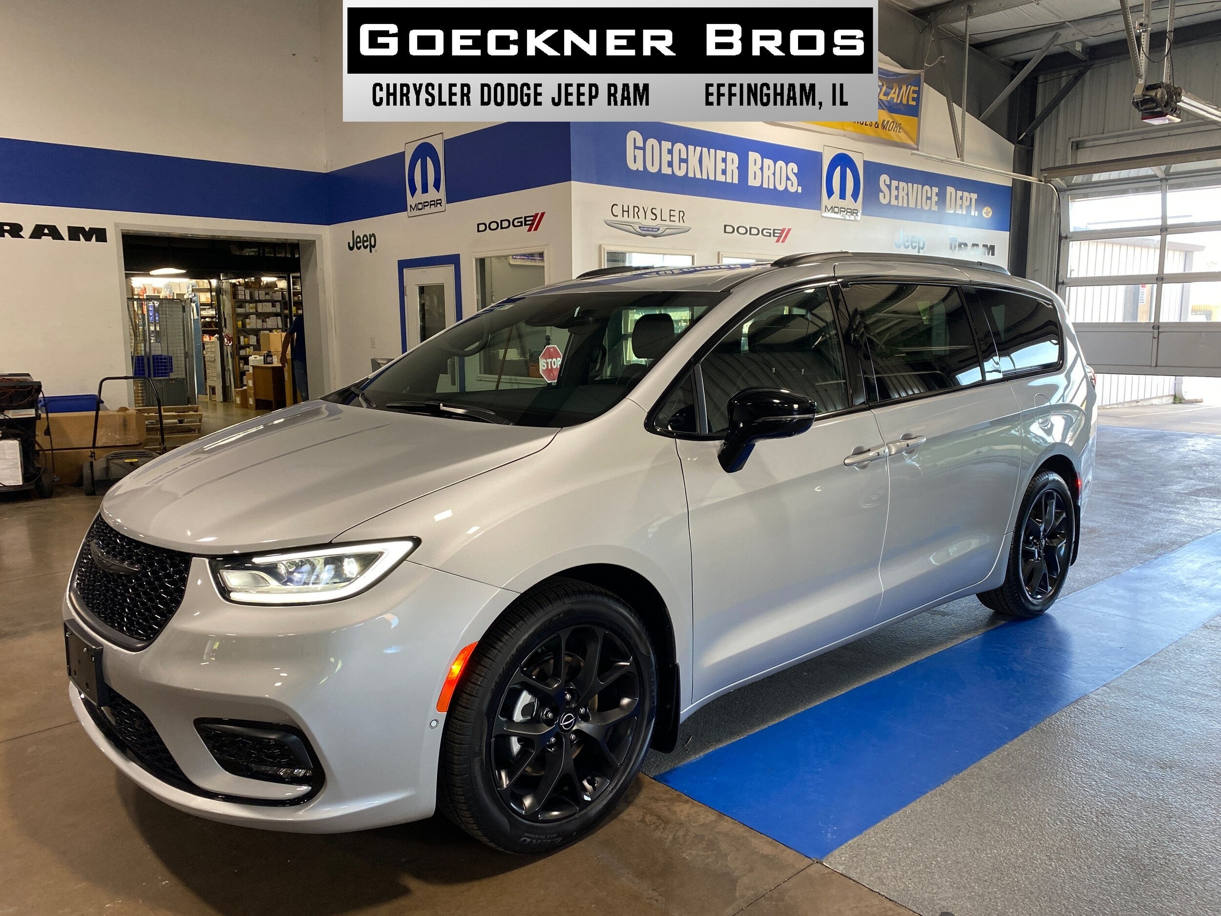 2026 Chrysler Pacifica Limited's photo