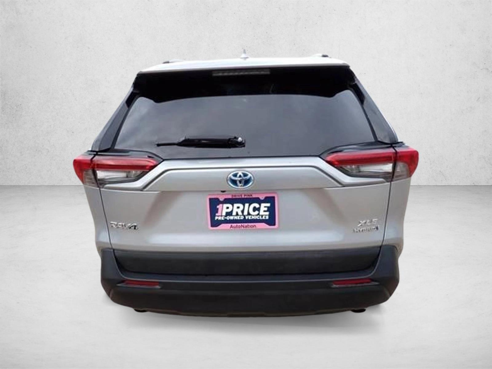 2020 Toyota RAV4 Hybrid XLE photo 3