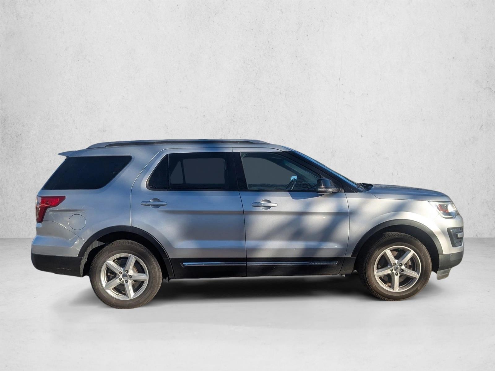 2016 Ford Explorer XLT photo 4