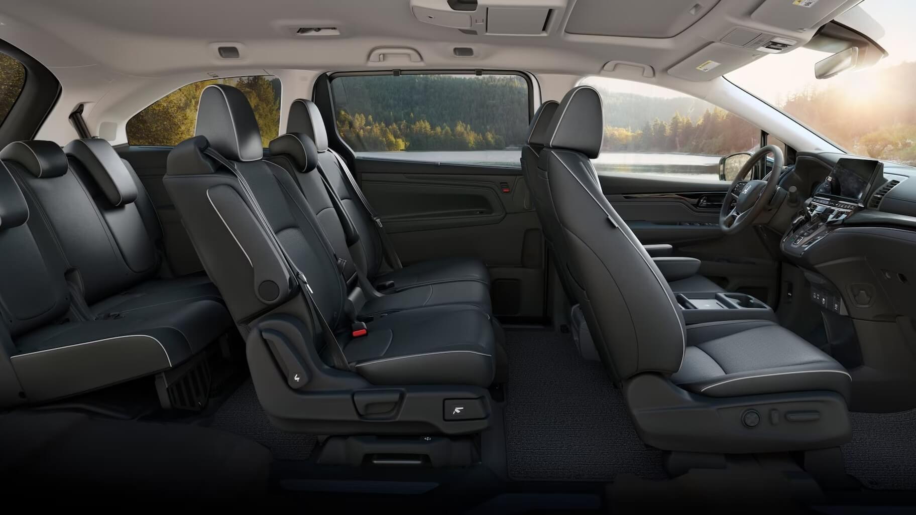  A side view of the three rows of seating in a Honda Odyssey.