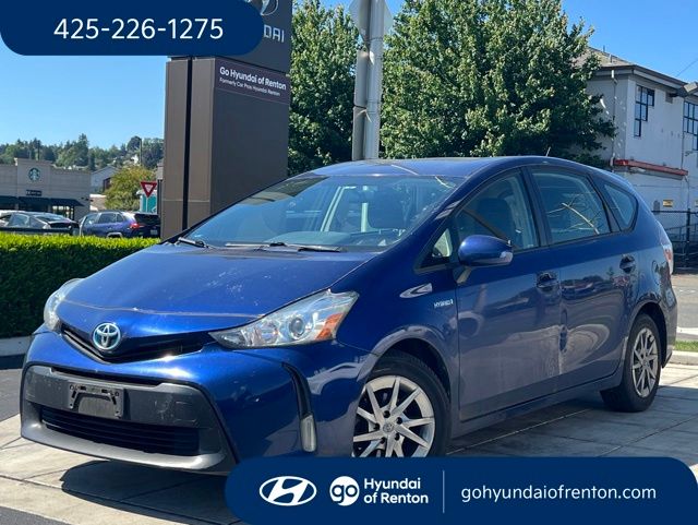 2016 Toyota Prius v Three's photo