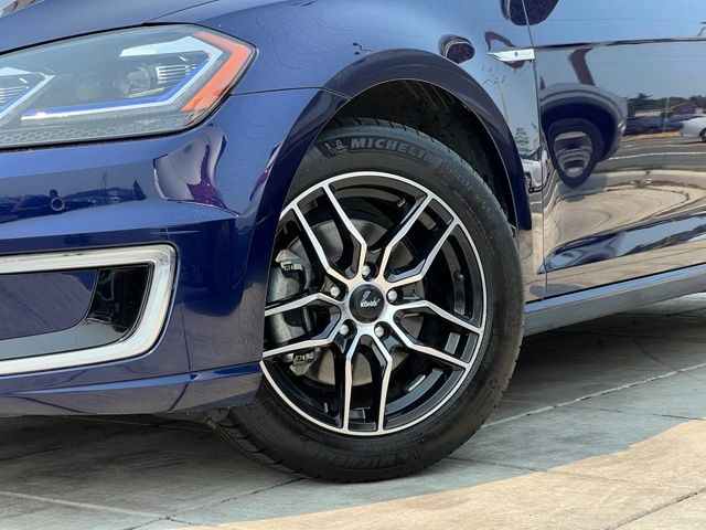 Used 2018 Volkswagen e-Golf e-Golf SEL Premium with VIN WVWPR7AU3JW912764 for sale in Renton, WA