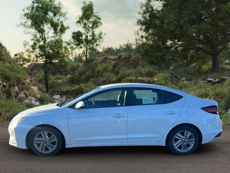 2020 Hyundai Elantra SEL photo 2