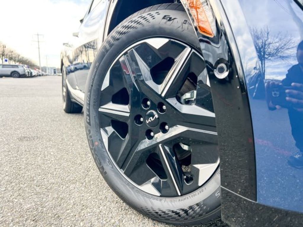 New 2025 Kia EV6 Wind SUV