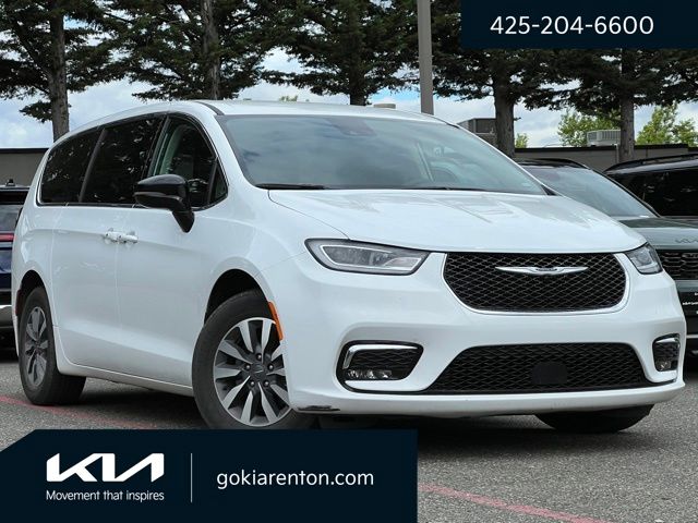 2024 Chrysler Pacifica Hybrid Select PHEV's photo