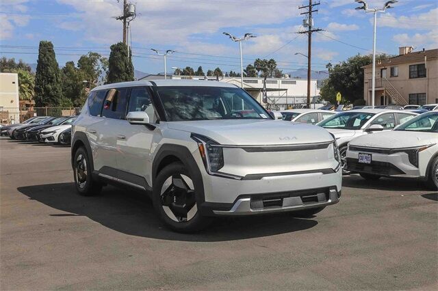 2026 Kia EV9 Light's photo