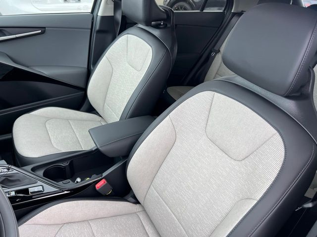 2025 Kia Niro SX Touring - Photo 13