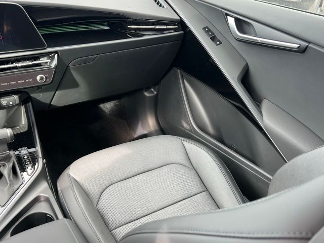 2025 Kia Niro SX Touring - Photo 18