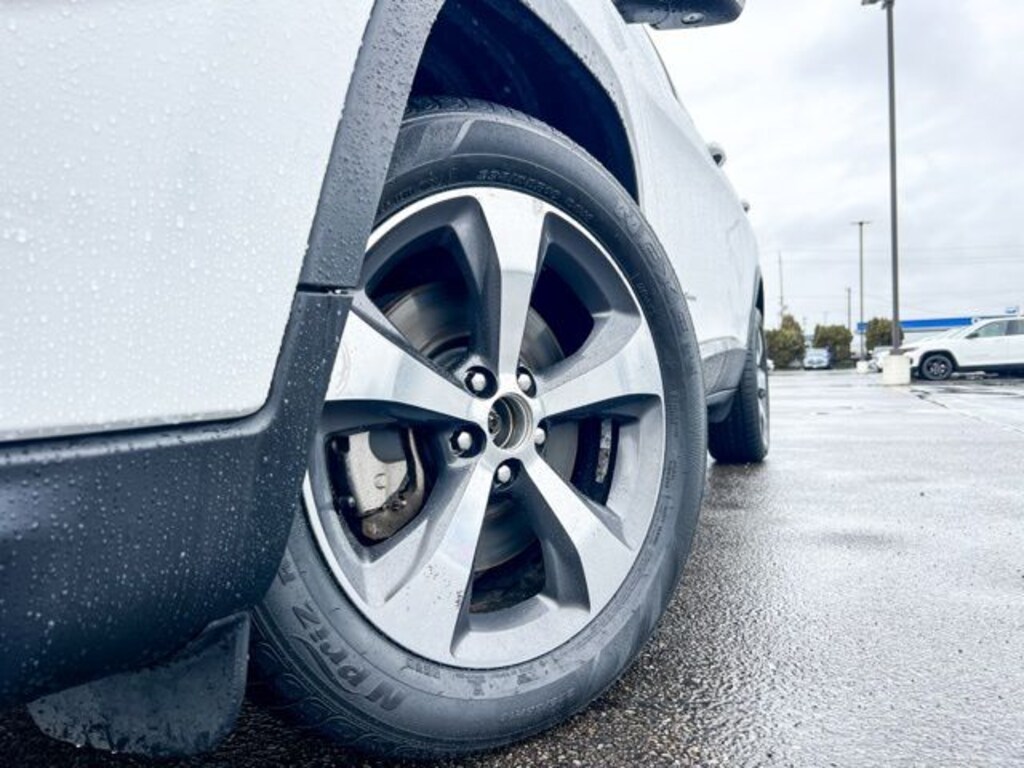 Used 2019 Jeep Cherokee Limited FWD SUV