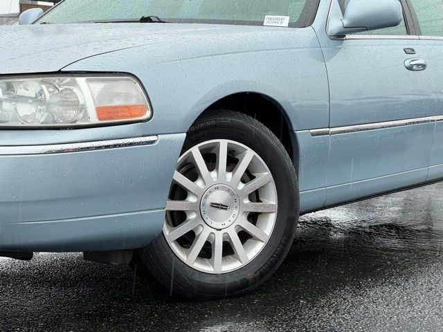 Used 2007 Lincoln Town Car Signature with VIN 1LNHM81W57Y610914 for sale in Tacoma, WA