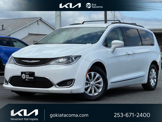 2017 Chrysler Pacifica Touring-L's photo
