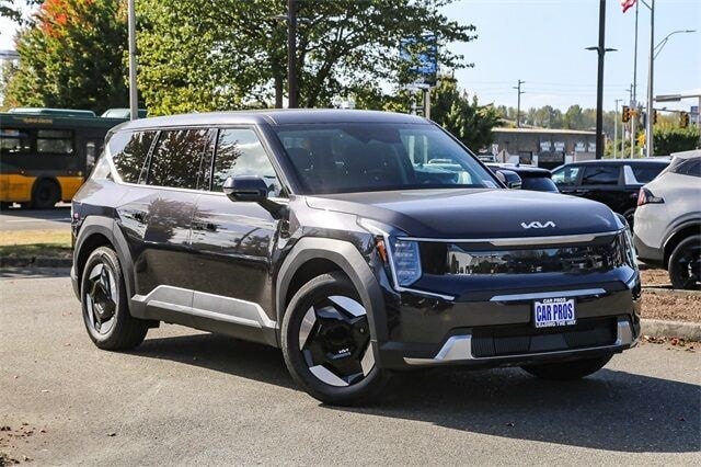 2026 Kia EV9 Light's photo