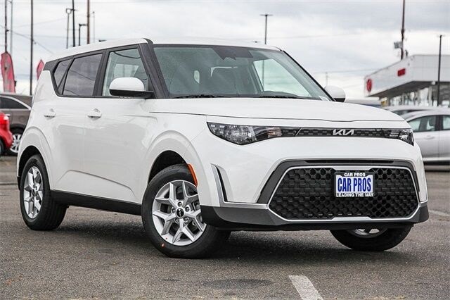 2025 Kia Soul LX's photo