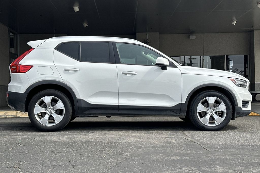 2020 Volvo XC40 T4 Momentum photo 3