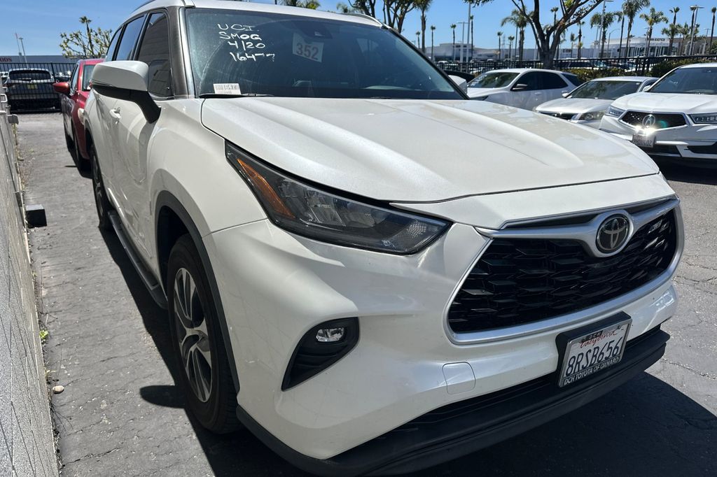 2020 Toyota Highlander XLE photo 2