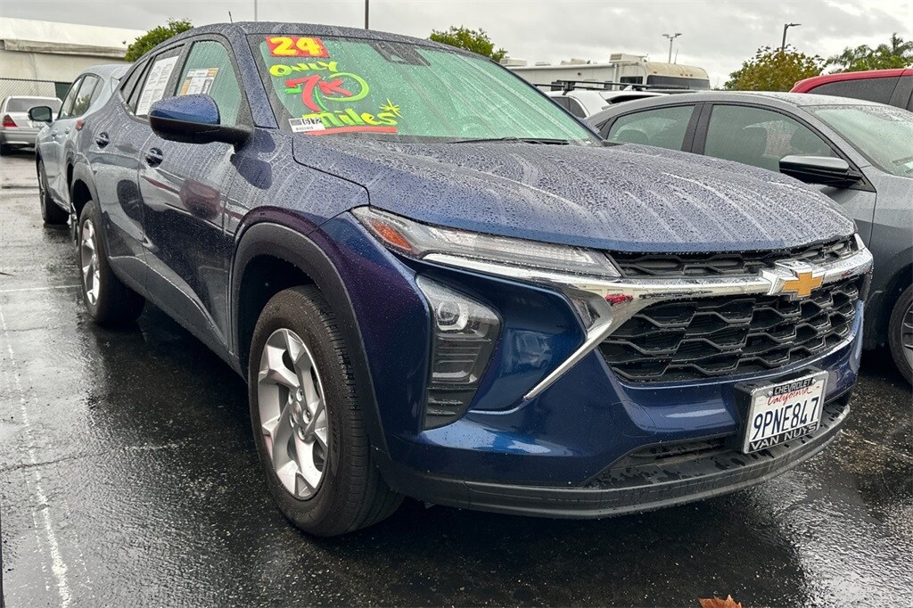 2024 Chevrolet Trax LS photo 2