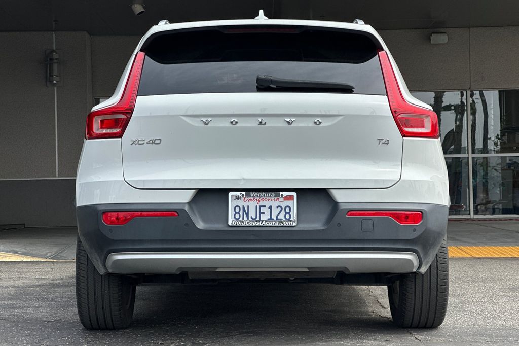 2020 Volvo XC40 T4 Momentum photo 5
