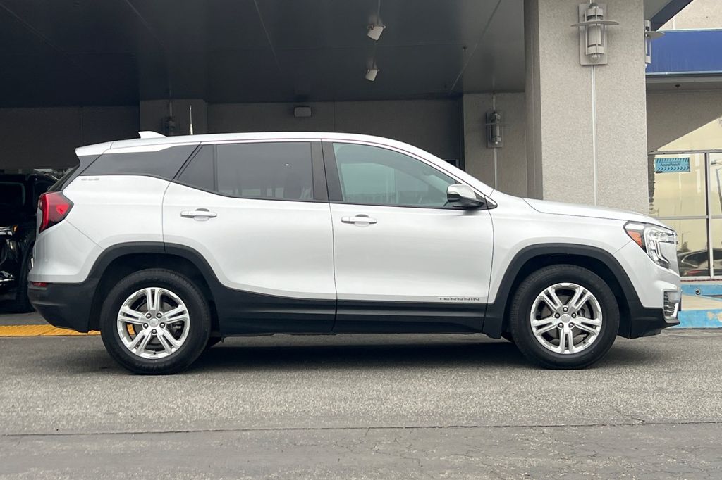 2022 GMC Terrain SLE photo 3