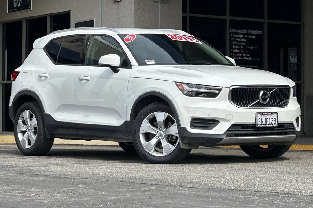 2020 Volvo XC40 T4 Momentum photo 2