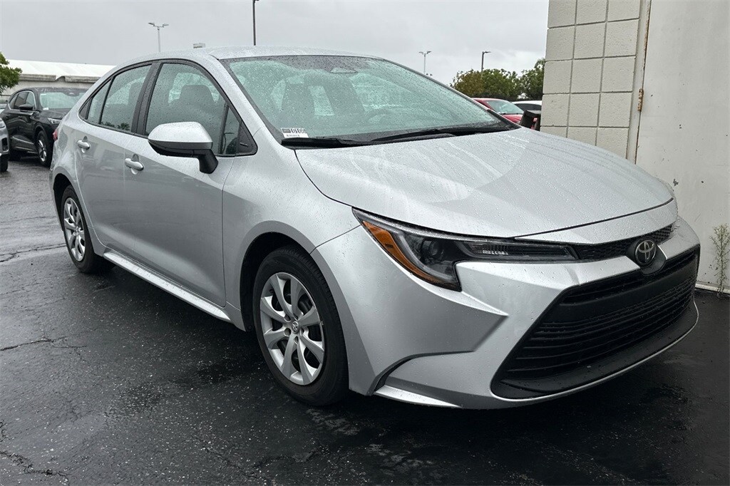 2023 Toyota Corolla LE photo 2