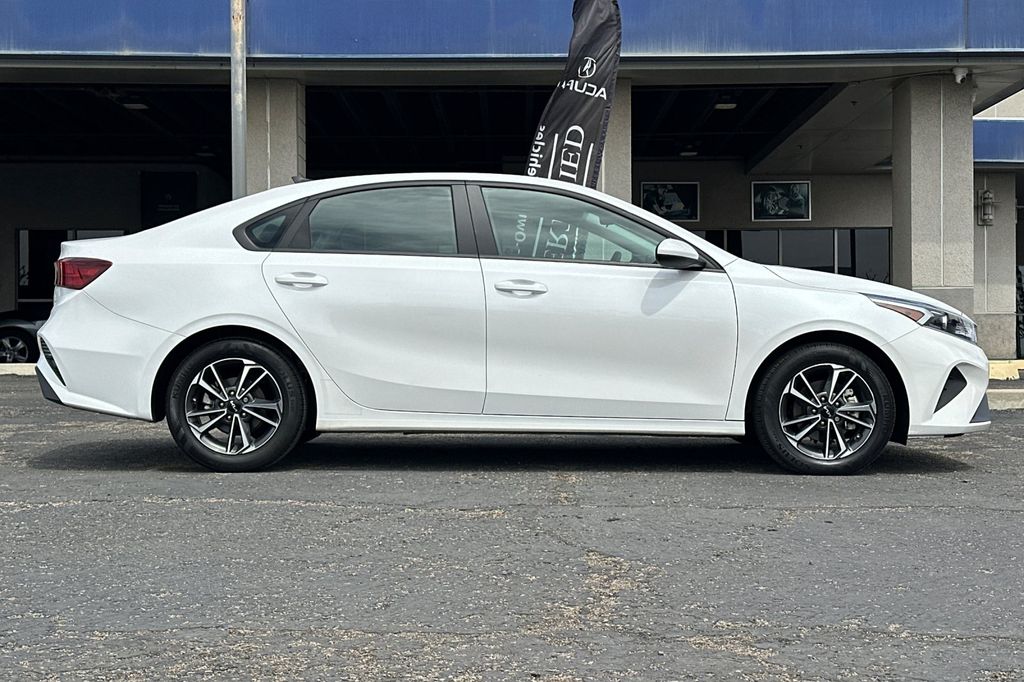 2023 Kia Forte LXS photo 3