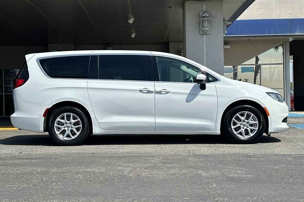 2023 Chrysler Voyager LX photo 3