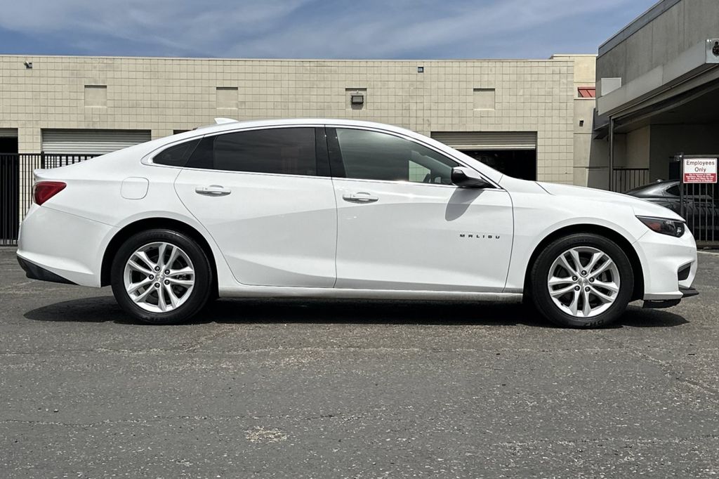 2018 Chevrolet Malibu LT photo 3