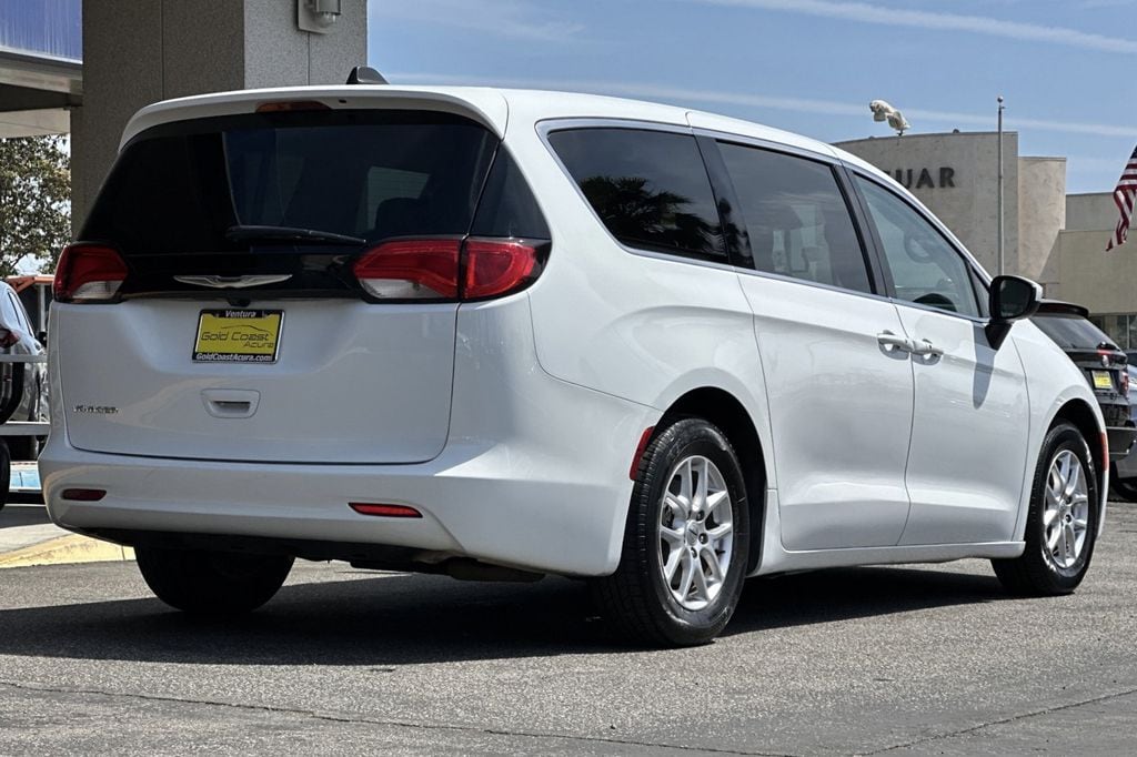2023 Chrysler Voyager LX photo 4