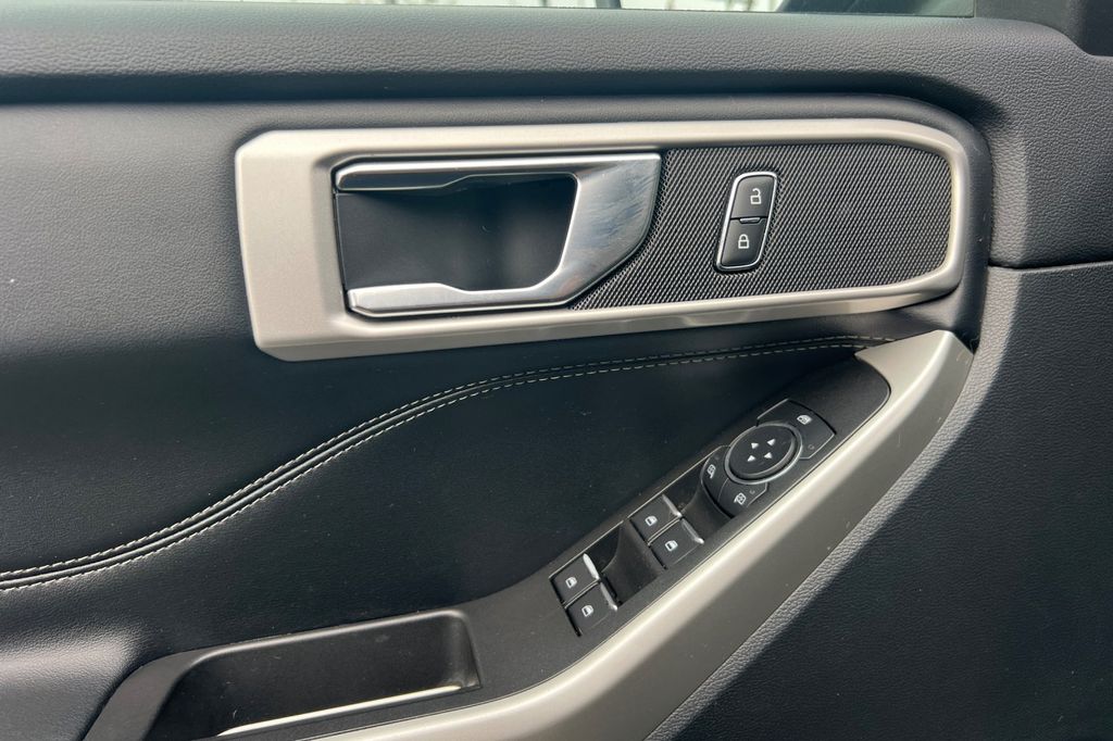 2021 Ford Explorer XLT photo 3