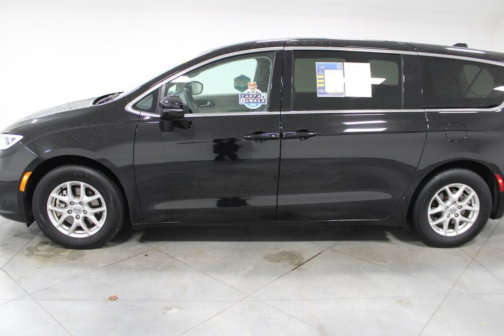 Used 2024 Chrysler Pacifica Touring L Minivan/Van