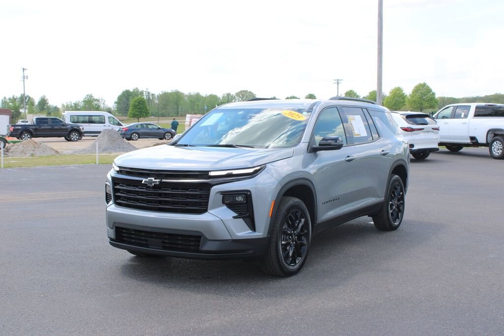 Used 2025 Chevrolet Traverse LT SUV