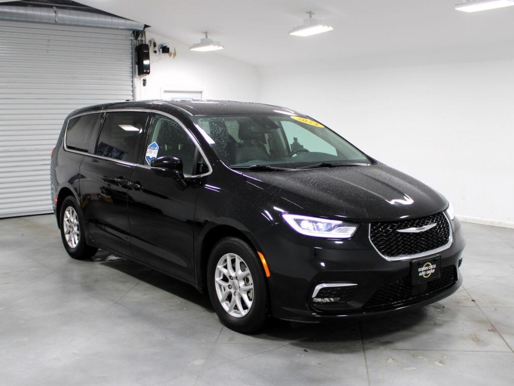 Used 2024 Chrysler Pacifica Touring L Minivan/Van