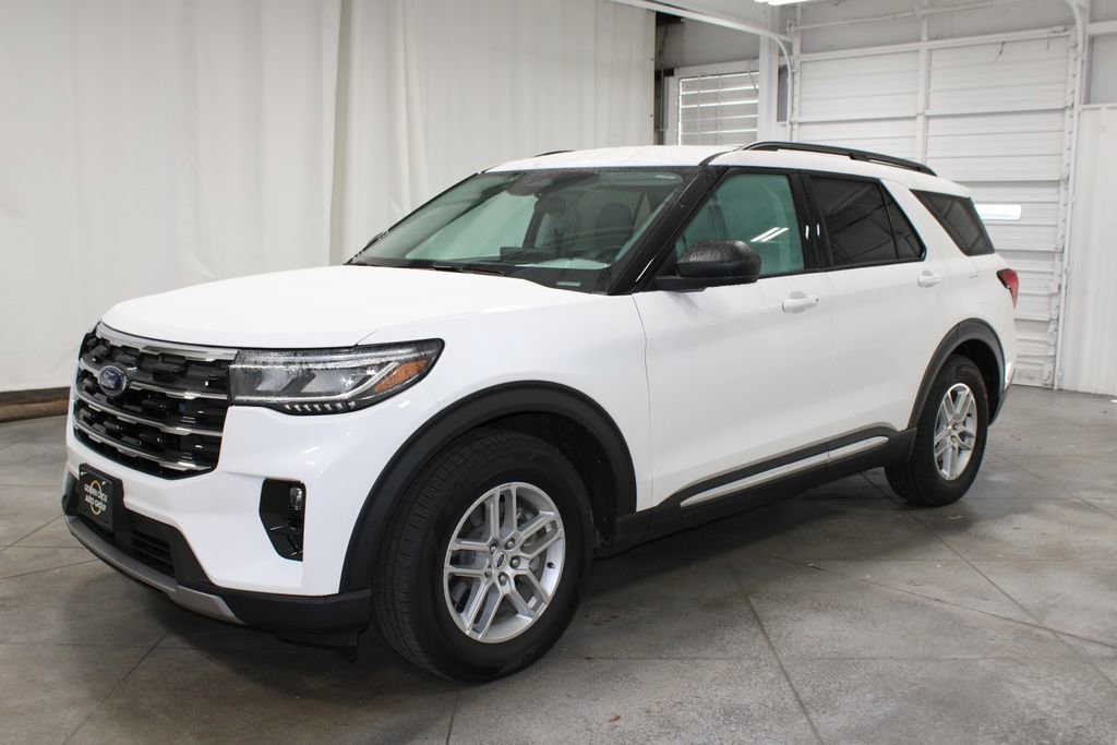 2025 Ford Explorer photo 2