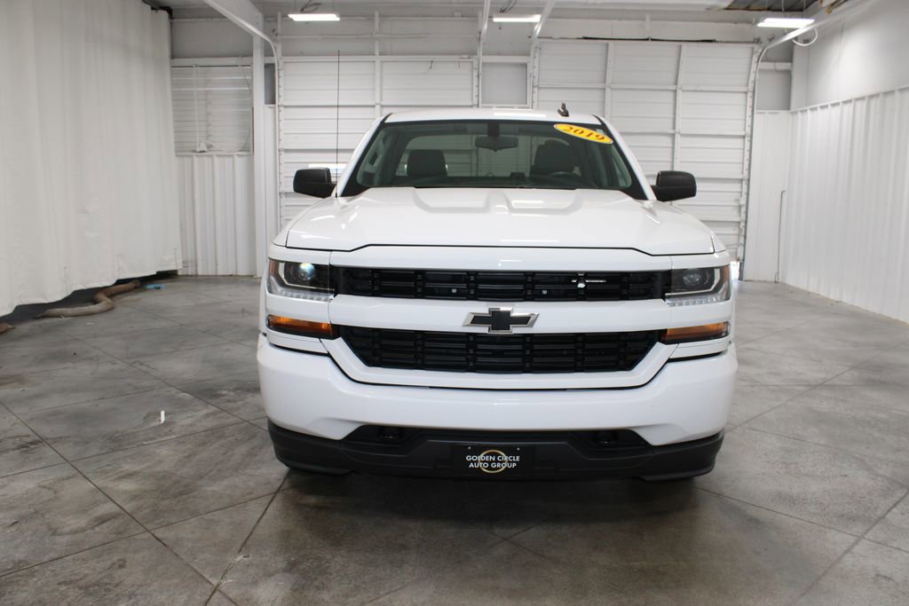 2019 Chevrolet Silverado Custom photo 2