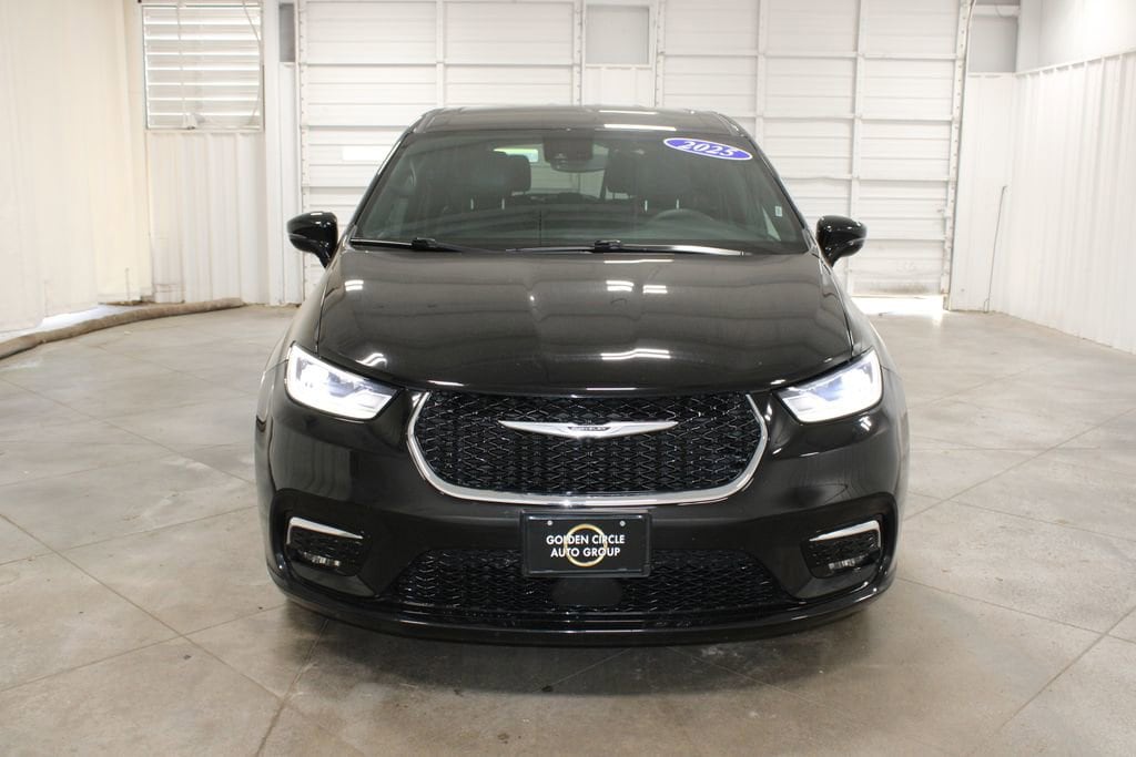 Used 2025 Chrysler Pacifica Select
