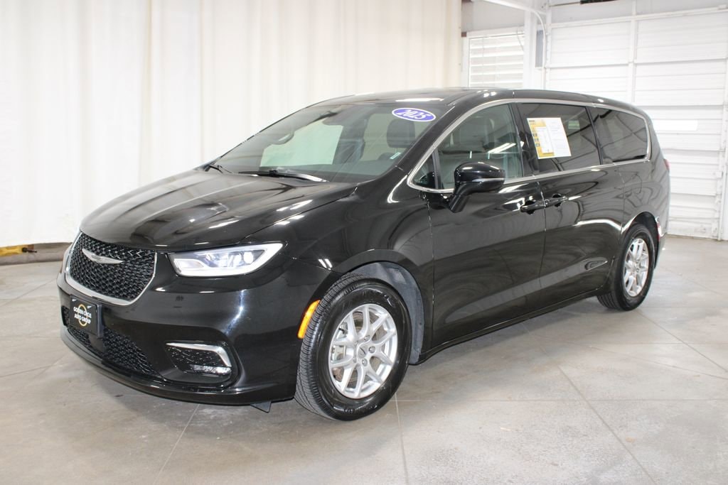 Used 2025 Chrysler Pacifica Select