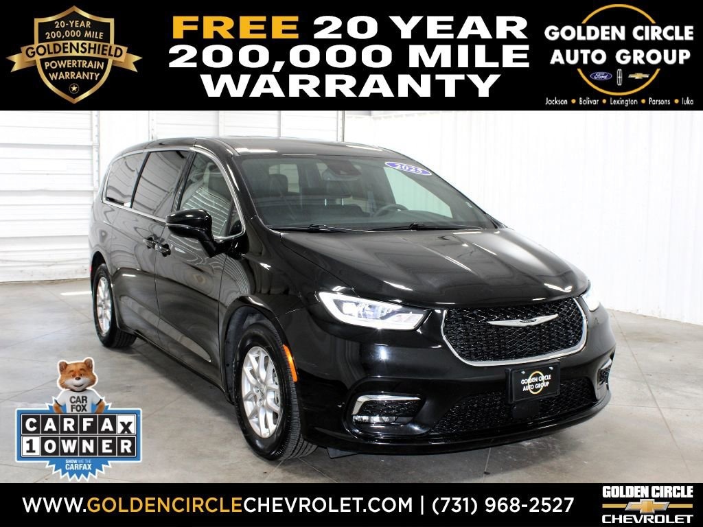 Used 2025 Chrysler Pacifica Select