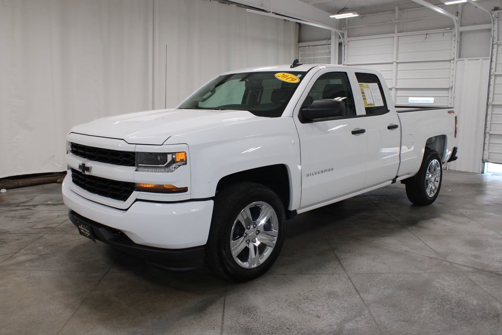2019 Chevrolet Silverado Custom photo 3