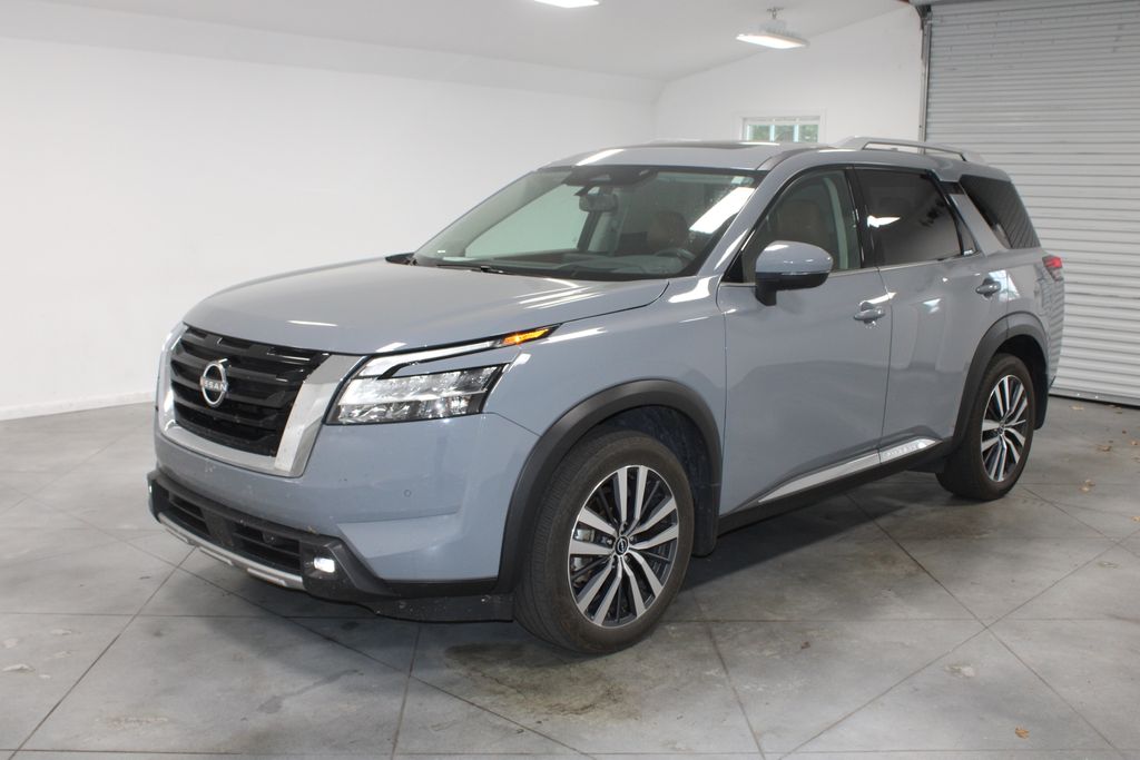 2022 Nissan Pathfinder Platinum photo 2