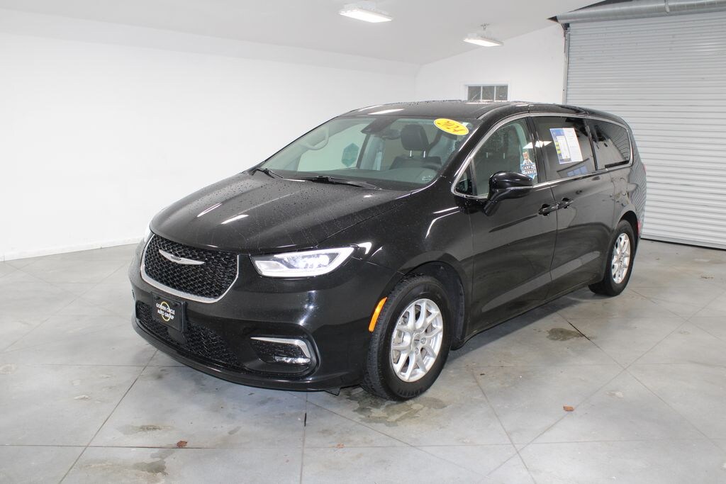 Used 2024 Chrysler Pacifica Touring L Minivan/Van
