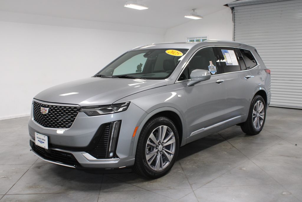 2025 Cadillac XT6 Premium Luxury photo 3