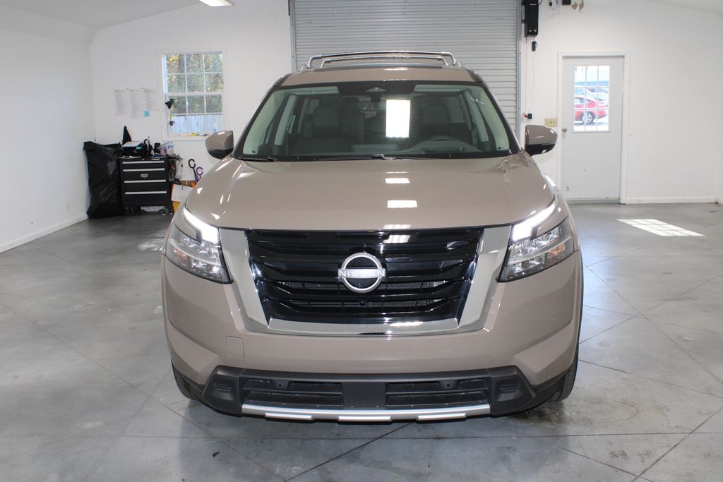 2024 Nissan Pathfinder Platinum photo 2
